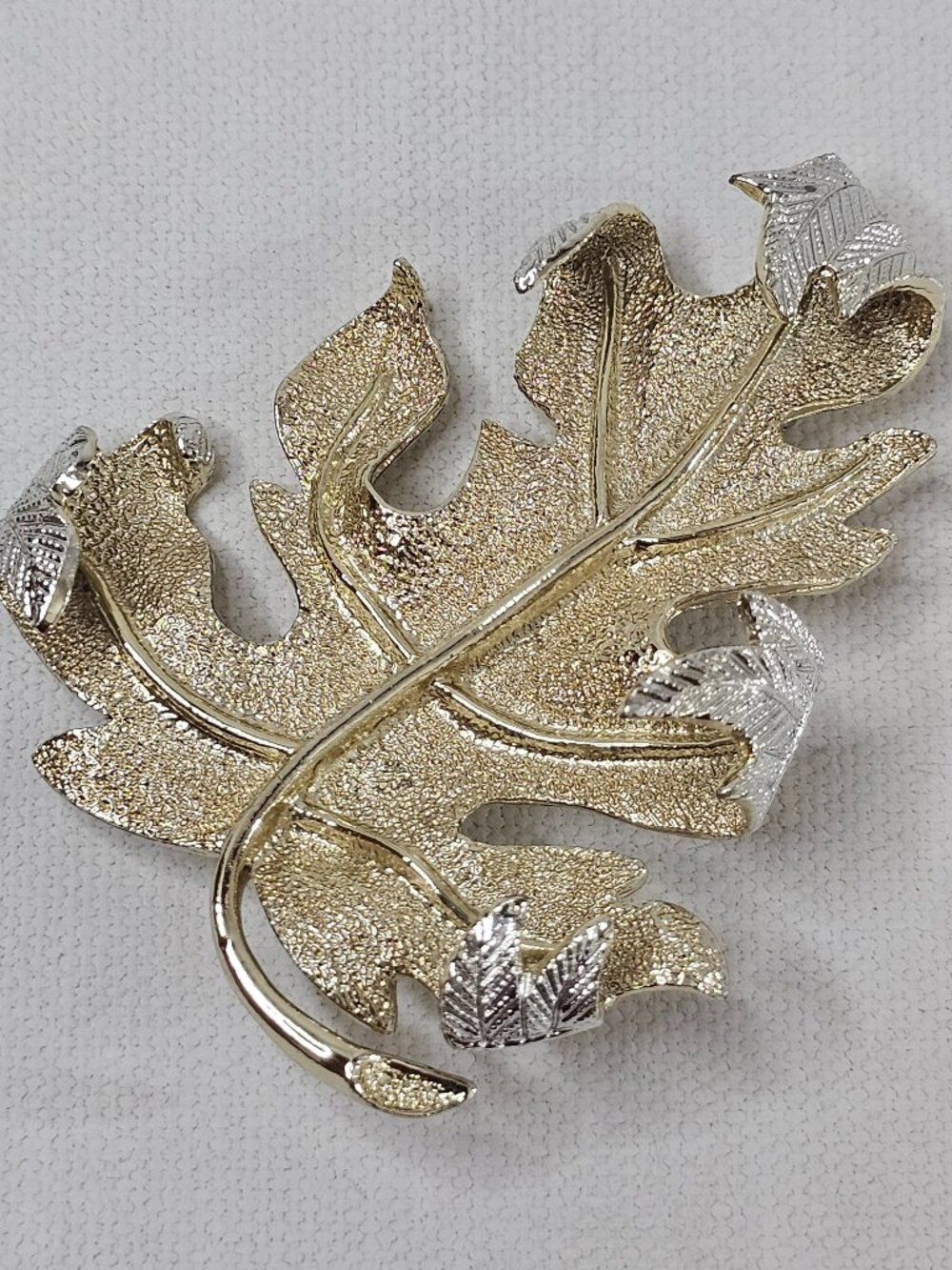 Sarah Coventry Windfall Oak Leaf Brooch Sparkling Textured Gold Silver Tone Pin